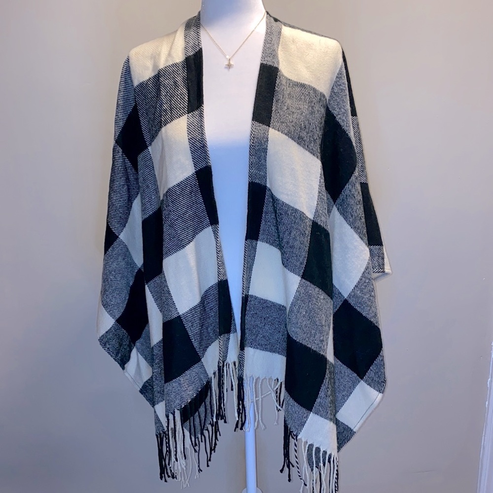 Adorable Buffalo plaid sweater wrap! Would be super cute in family pictures🍁